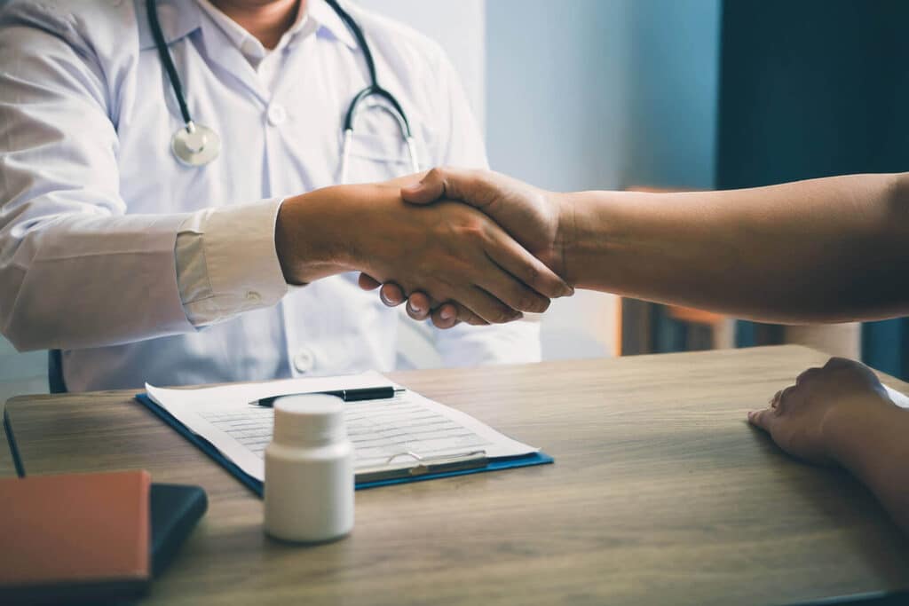 Concierge doctor in consultation with a patient, providing personalized medical care.